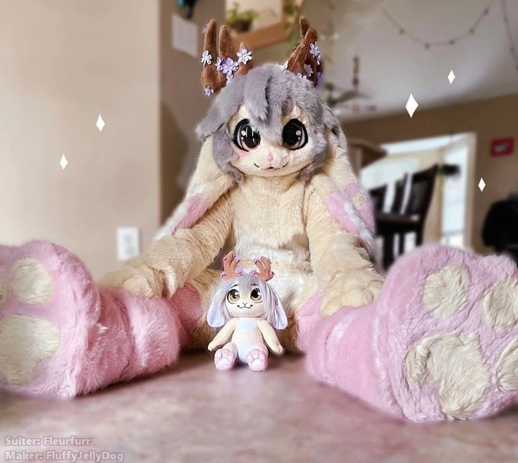 Daily Furry Stuff 49 (Oh I guess it's fursuit friday)